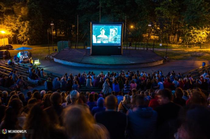Pierwsza projekcja kina pod gwiazdami za nami