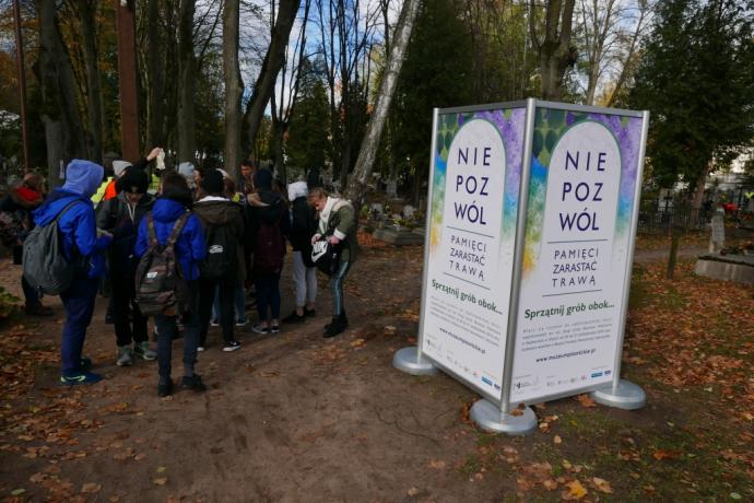 Trwa akcja „Nie pozwól pamięci zarastać trawą”