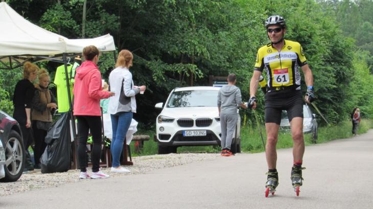 Na nartorolkach sportowo i charytatywnie
