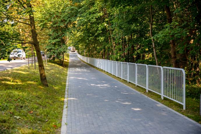 Kładka rowerowa nad rzeką Redą wzdłuż ul. Ofiar Piaśnicy służy mieszkańcom i turystom