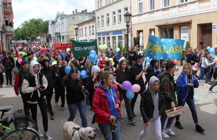 Młodzież z samochodówki paradą uczciła święto miasta