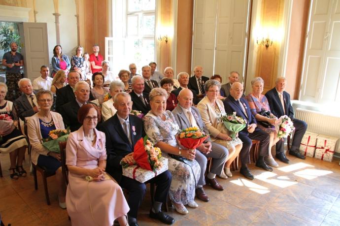 Małżonkowie jubilaci uhonorowani medalami w pałacu