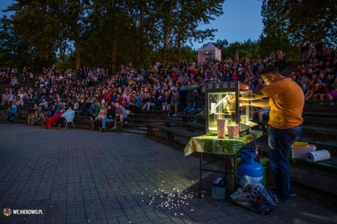 Pierwsza projekcja kina pod gwiazdami za nami