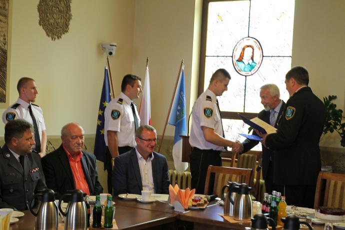 Gratulacje dla strażników miejskich 