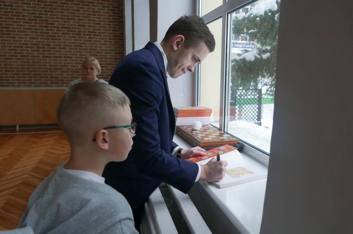 Spotkania w szkołach mistrza szachowego Michała Kanarkiewicza 