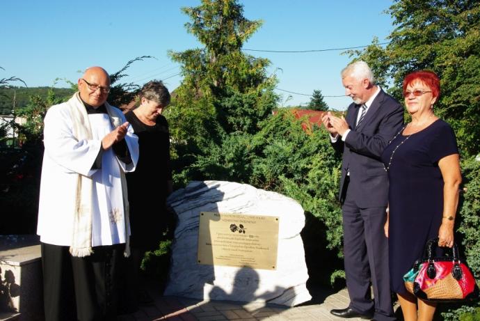 Tablica pamiątkowa z okazji 80-lecia figury Matki Bożej na Śmiechowie 