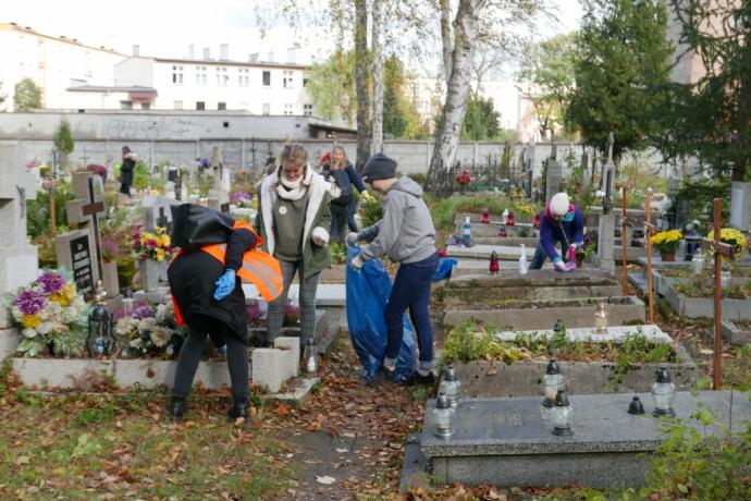 Trwa akcja „Nie pozwól pamięci zarastać trawą”