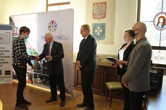 Szkolni mistrzowie wiedzy komputerowej uhonorowani