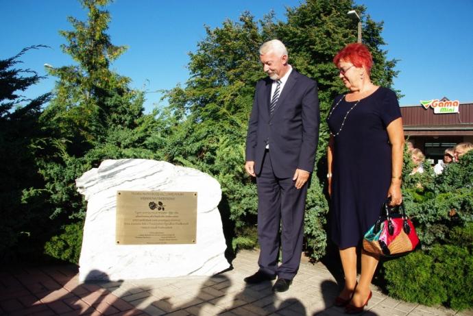 Tablica pamiątkowa z okazji 80-lecia figury Matki Bożej na Śmiechowie 