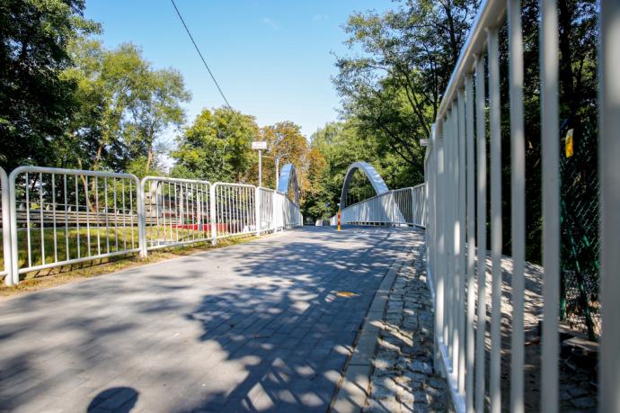 Kładka rowerowa nad rzeką Redą wzdłuż ul. Ofiar Piaśnicy służy mieszkańcom i turystom