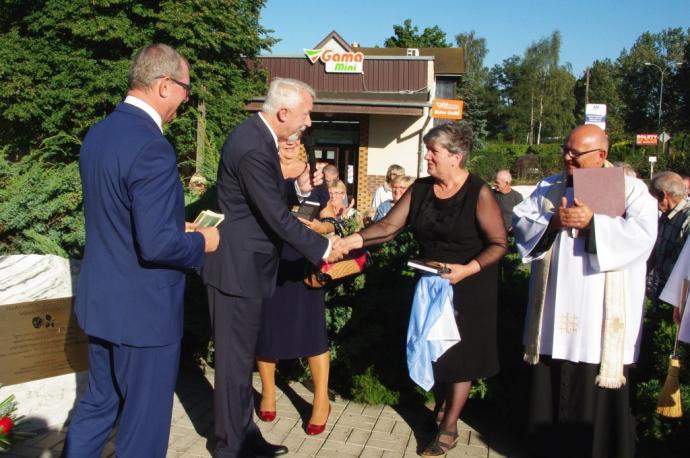 Tablica pamiątkowa z okazji 80-lecia figury Matki Bożej na Śmiechowie 