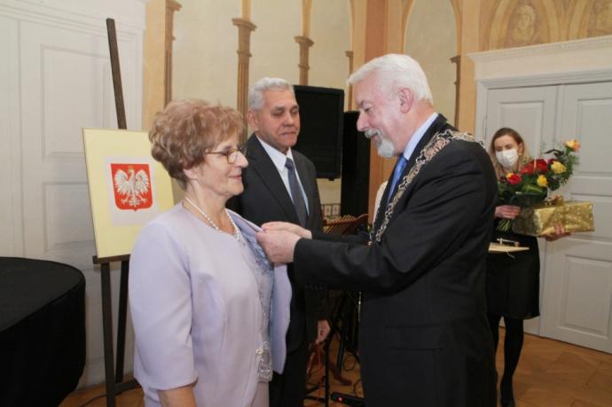 Medale dla par o długoletnim stażu małżeńskim 