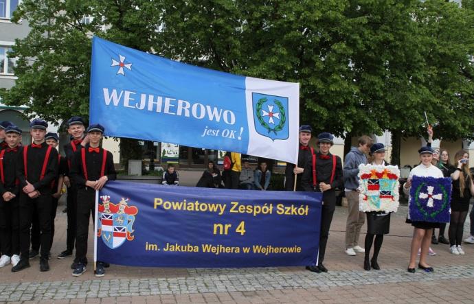 Młodzież z samochodówki paradą uczciła święto miasta