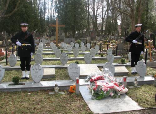 
Kwiaty na grobach wyzwolicieli Wejherowa
