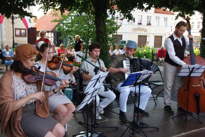 Taneczna zabawa z Teatrem „Pijana Sypialnia”