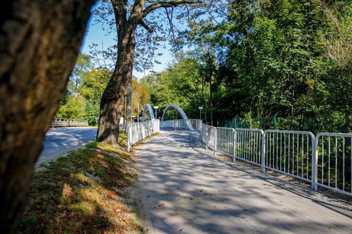 Kładka rowerowa nad rzeką Redą wzdłuż ul. Ofiar Piaśnicy służy mieszkańcom i turystom