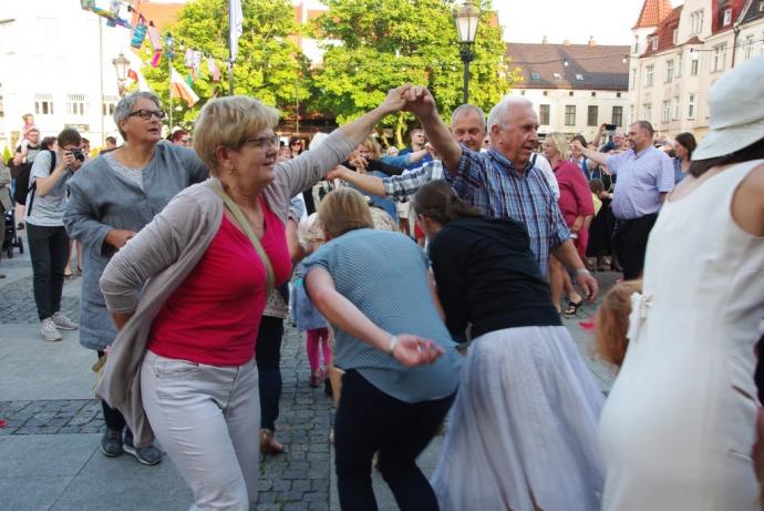 Taneczna zabawa z Teatrem „Pijana Sypialnia”