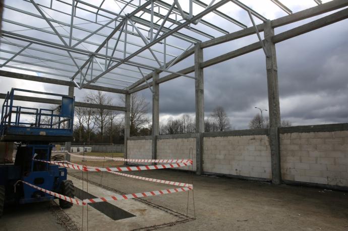 Na budynku wejherowskiej hali MZK zawisła wiecha 