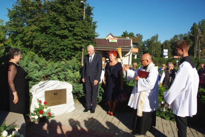 Tablica pamiątkowa z okazji 80-lecia figury Matki Bożej na Śmiechowie 