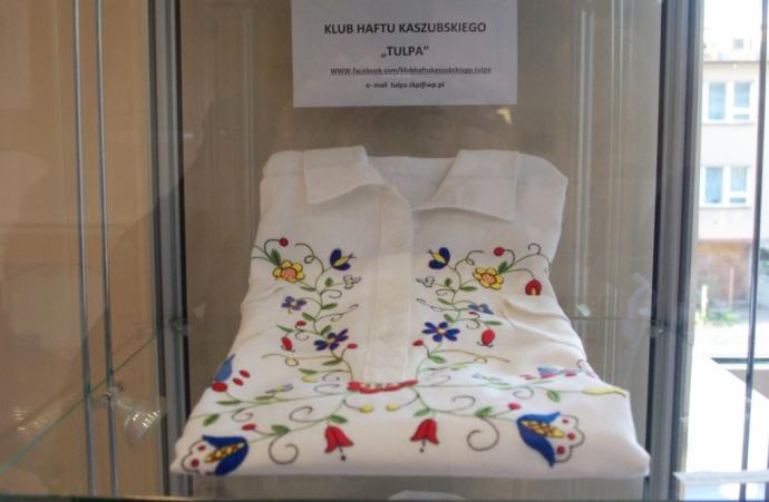 Wystawa haftu kaszubskiego w bibliotece