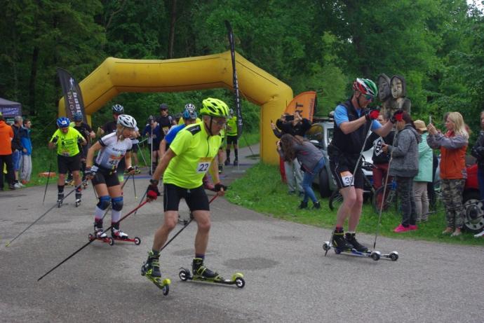 Na nartorolkach sportowo i charytatywnie
