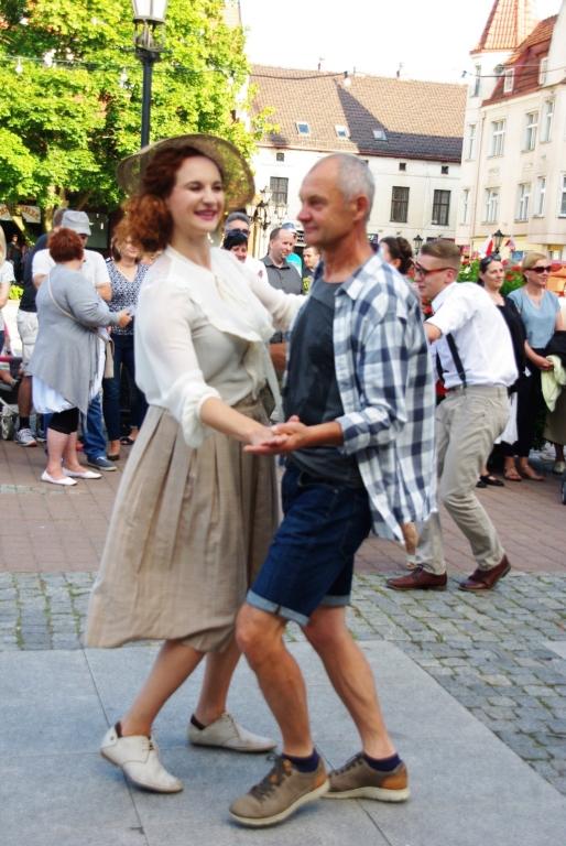 Taneczna zabawa z Teatrem „Pijana Sypialnia”