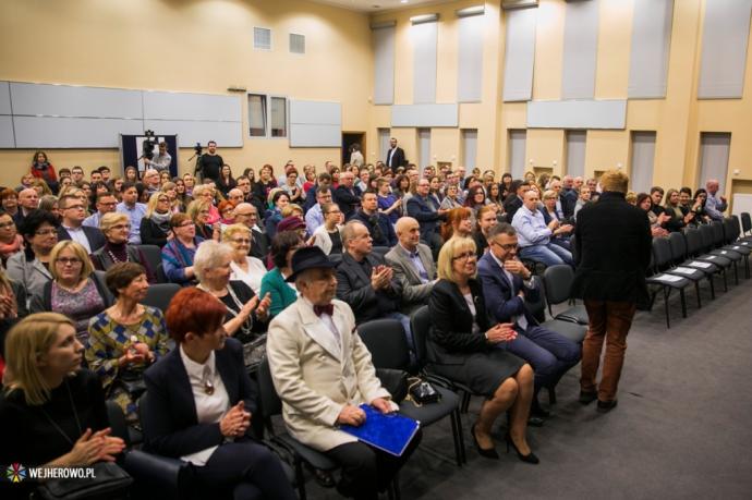 Samorządowcy w charytatywnym spektaklu Puste krzesła