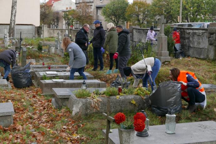 Trwa akcja „Nie pozwól pamięci zarastać trawą”