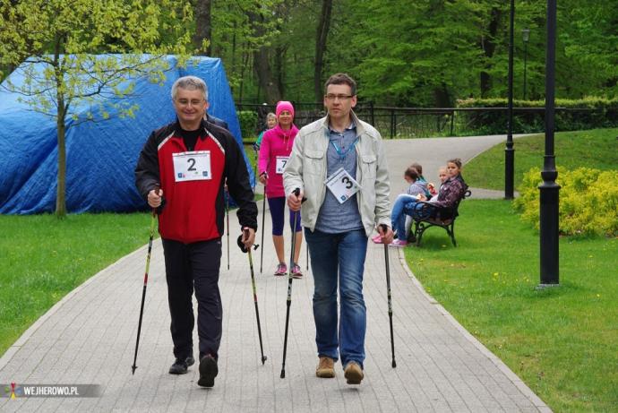 Chodzili z kijkami po parku  