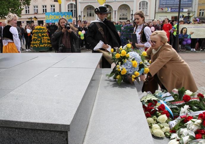 Młodzież z samochodówki paradą uczciła święto miasta