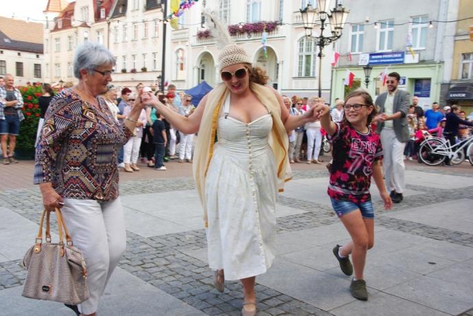 Taneczna zabawa z Teatrem „Pijana Sypialnia”