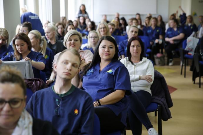 Studenci pielęgniarstwa odebrali swoje pierwsze uniformy 