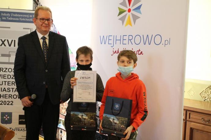 Szkolni mistrzowie wiedzy komputerowej uhonorowani