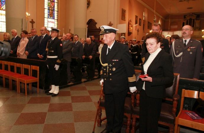 Sztandar 1 MPS z repliką Orderu Virtuti Militari
