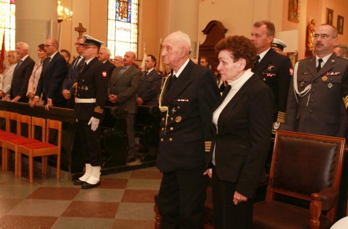 Sztandar 1 MPS z repliką Orderu Virtuti Militari