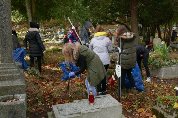 Trwa akcja „Nie pozwól pamięci zarastać trawą”