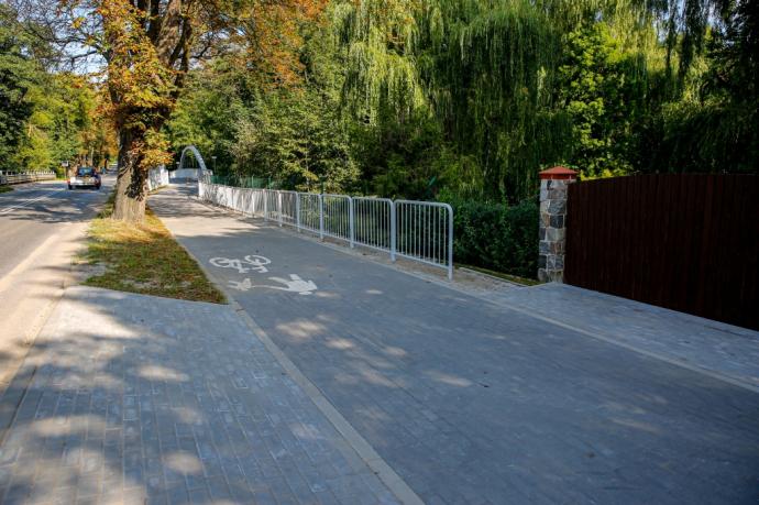 Kładka rowerowa nad rzeką Redą wzdłuż ul. Ofiar Piaśnicy służy mieszkańcom i turystom