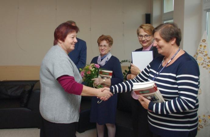 Wystawa haftu kaszubskiego w bibliotece