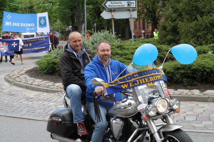 Młodzież z samochodówki paradą uczciła święto miasta