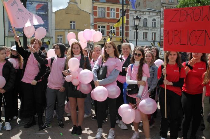 Młodzież z samochodówki paradą uczciła święto miasta