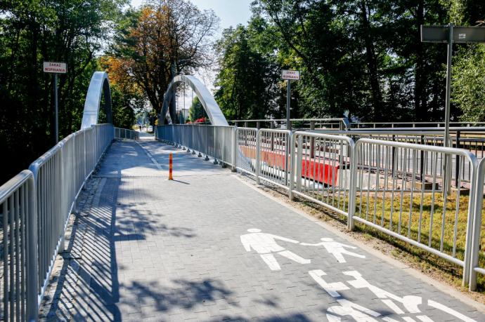 Kładka rowerowa nad rzeką Redą wzdłuż ul. Ofiar Piaśnicy służy mieszkańcom i turystom