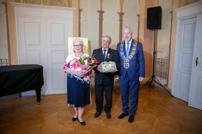 Medale dla szczęśliwych jubilatów 