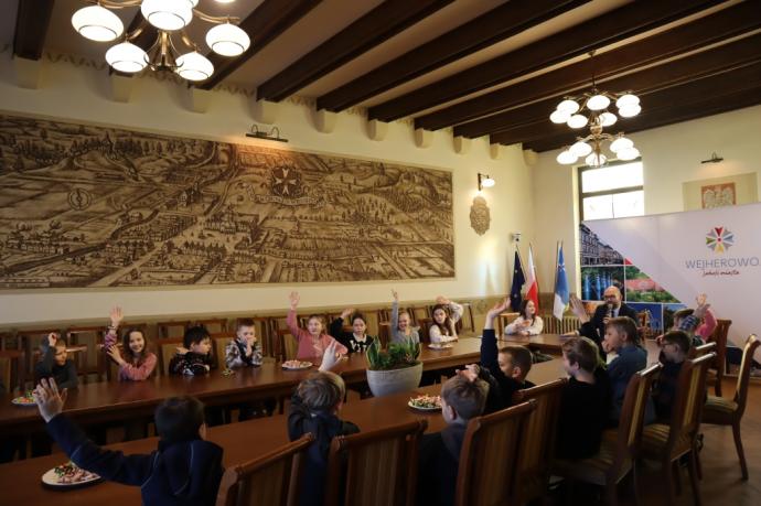 Wizyta uczniów z jedenastki w ratuszu 