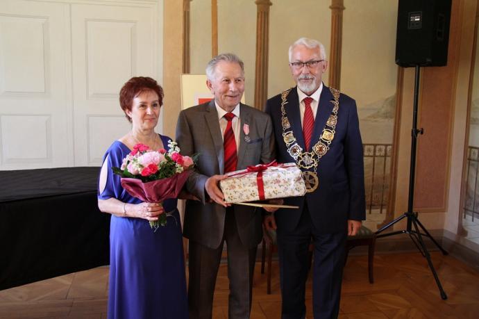 Małżonkowie jubilaci uhonorowani medalami w pałacu