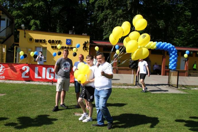 Piłkarze uczyli dzieci autystyczne grać w piłkę