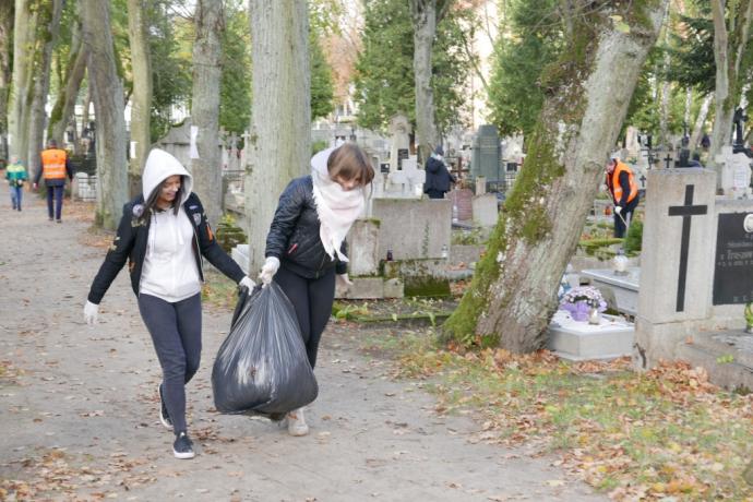 Trwa akcja „Nie pozwól pamięci zarastać trawą”